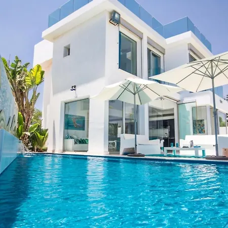Picture This, Enjoying Your Holiday In A Luxury 5 Star Villa In Paralimni, For Less Than A Hotel, Paralimni Villa 1310 빌라